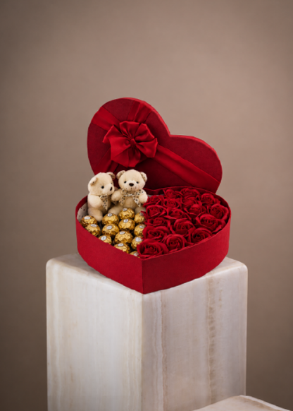 Kalp Kutuda Ayıcıklı ve Çikolatalı Gül Kutusu
