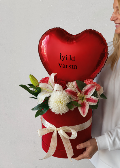 Aşkın Tebessümü Balonlu Çiçek Kutusu